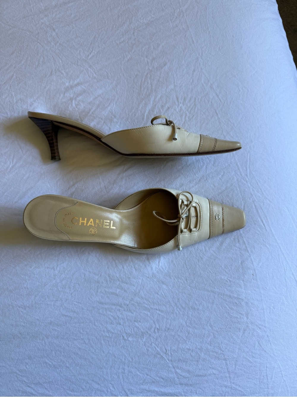 CHANEL Vintage Rare Cream and Beige Leather Pointed Mule with Bow and CC logo - Picture 11 of 13